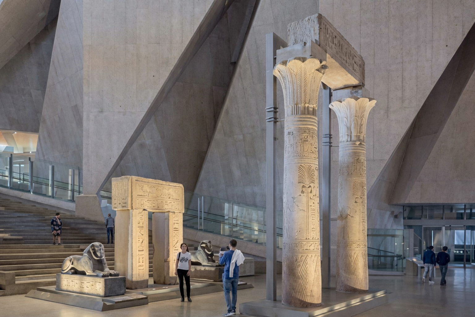 الدرج الكبير داخل المتحف