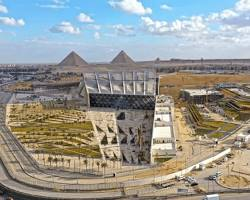المتحف المصري الكبير بجوار الأهرامات